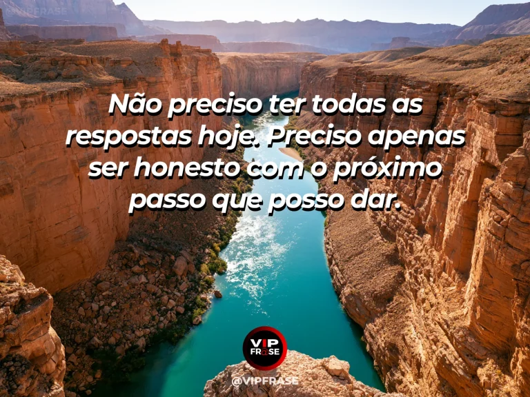 Frase para status sobre coragem para dar o próximo passo, com caminho de pedras atravessando rio cristalino na serra.