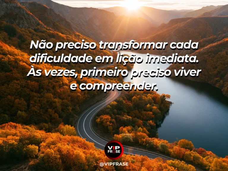Frase de status sobre dar tempo ao aprendizado com estrada tranquila entre colinas e árvores ao entardecer.