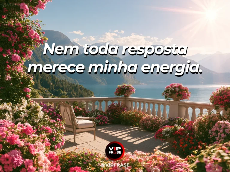 Frase para status sobre escolher onde colocar energia, com varanda mediterrânea tranquila voltada para o mar azul e cadeiras vazias.