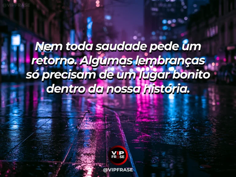 Frase de status sobre guardar lembranças com carinho com álbum de fotografias fechado com flores sobre banco de madeira à luz da tarde.
