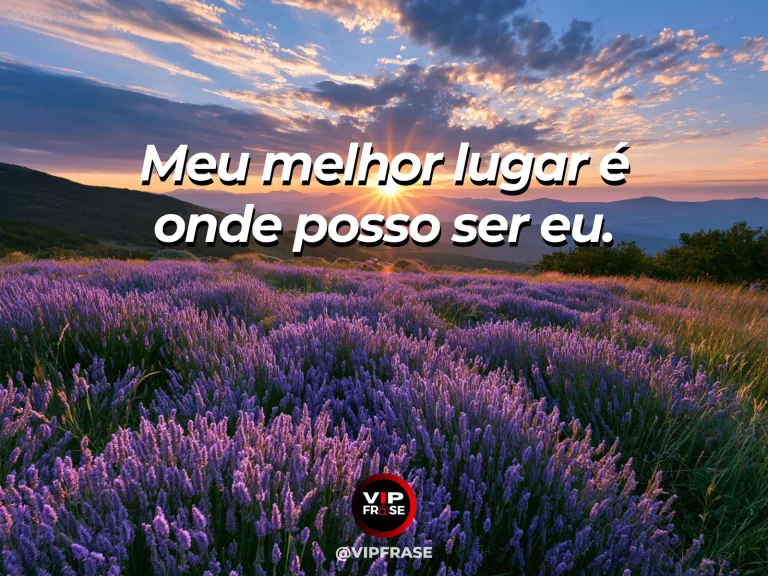 Frase para status sobre liberdade para ser quem sou, com pessoa de costas em campo de lavanda iluminado com horizonte aberto.