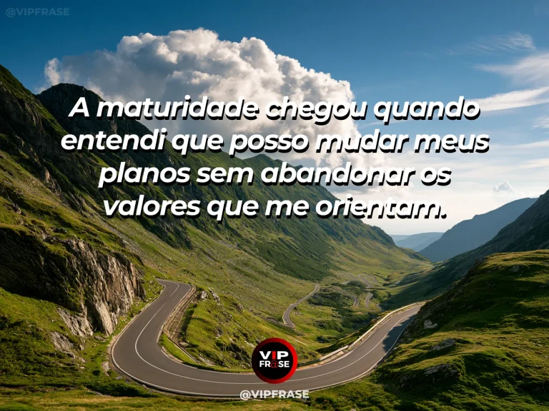 Frase de status sobre mudar planos mantendo valores com bússola antiga sobre mesa de madeira com estrada verde à janela.