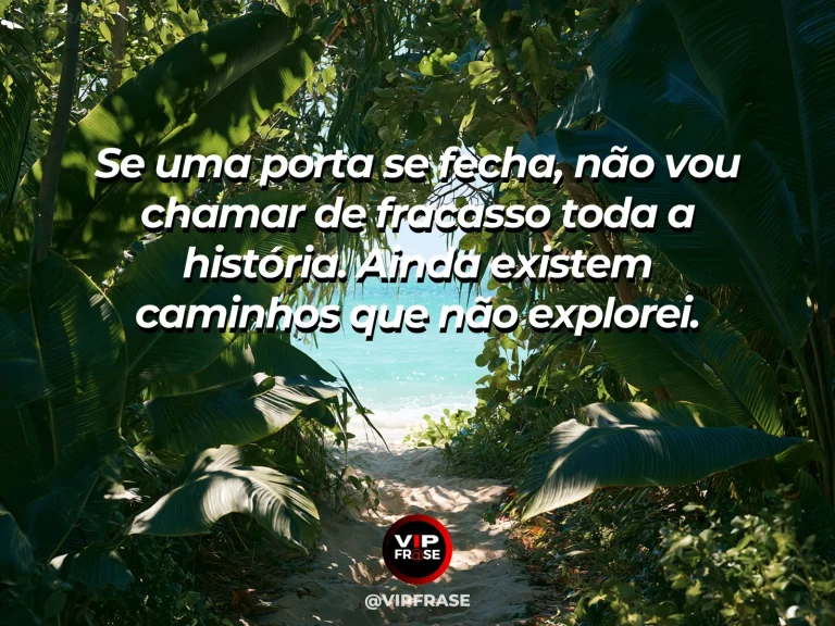 Frase para status sobre novos caminhos depois de um não, com porta antiga aberta para jardim exuberante de sol e flores.