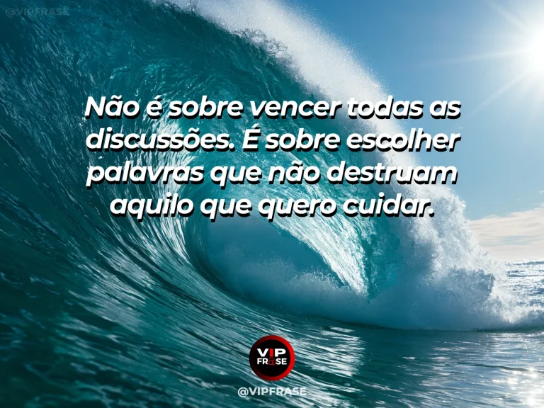 Frase para status sobre palavras que preservam relações, com ramo delicado com flores repousando sobre mesa de madeira clara.