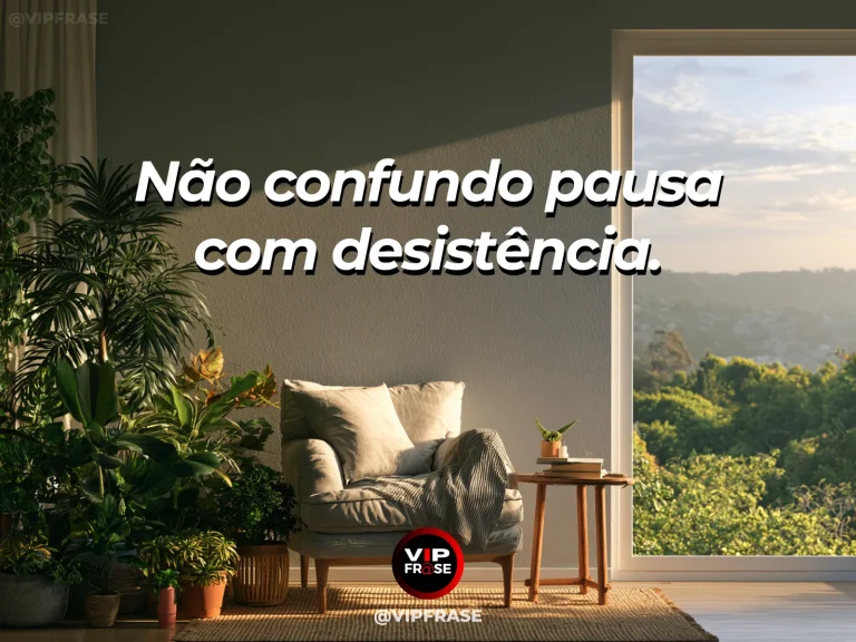 Frase para status sobre pausar também é persistir, com atleta descansando sentado em rocha na trilha de montanha com céu claro.