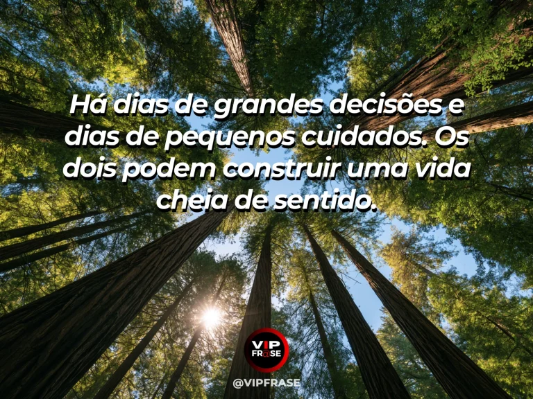 Frase de status sobre pequenos cuidados também constroem com mãos regando pequenas plantas numa varanda de montanha.