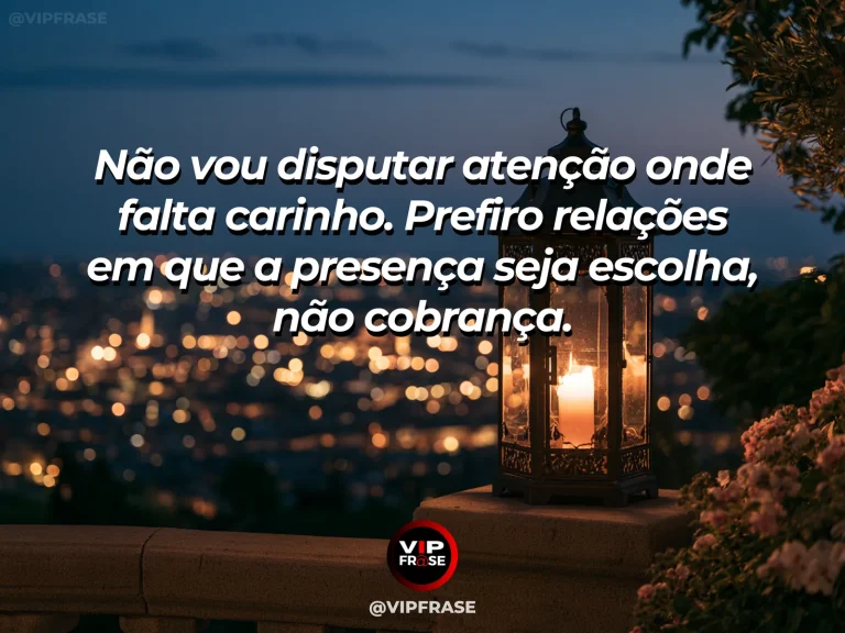 Frase para status sobre relações sem cobranças, com banco de jardim cercado por roseiras e luz dourada suave.