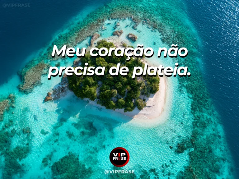 Frase para status sobre ser verdadeiro sem aplausos, com piquenique solitário em prado verde florido com montanhas ao fundo.