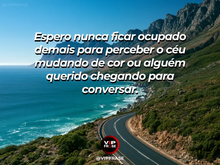 Frase de status sobre tempo para perceber a vida com terraço com vista para pôr do sol e duas cadeiras confortáveis.