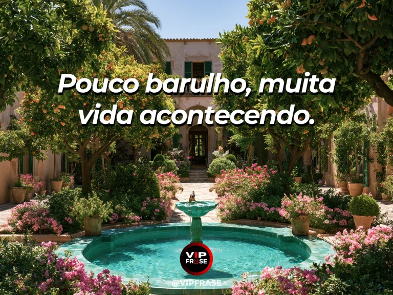 Frase para status sobre uma vida longe dos holofotes, com casa aconchegante com jardim verde exuberante sob céu azul.