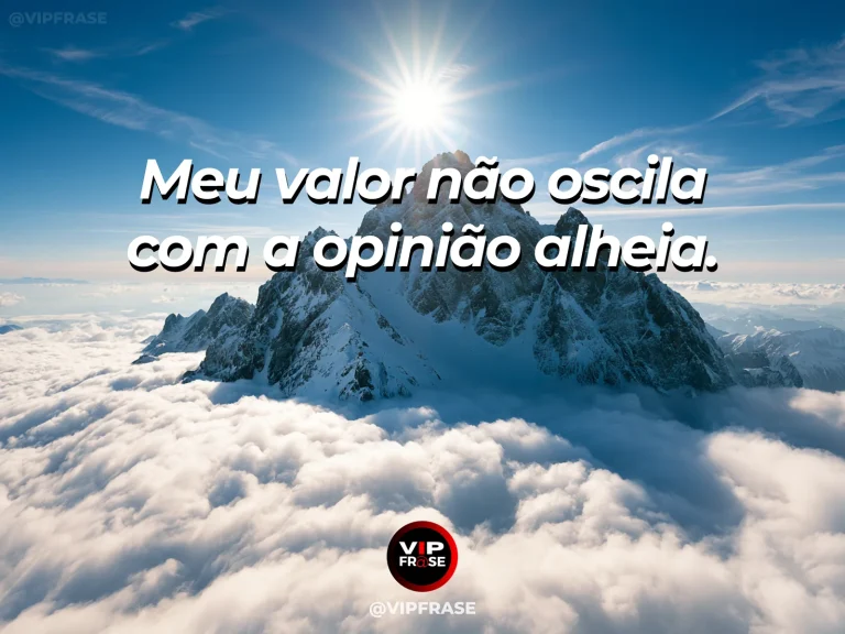 Frase de status sobre valor próprio além das opiniões com montanha firme acima do nevoeiro sob céu azul.