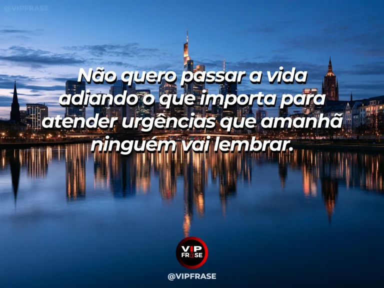 Frase de status sobre valorizar o tempo que importa com relógio vintage sobre mesa perto de jardim luminoso.