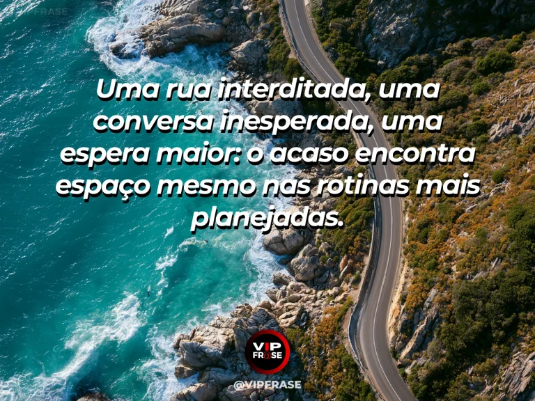 Frase sobre imprevistos transformam trajetos diários, em uma cena com rua mediterrânea bifurcada com praça florida e caminho alternativo luminoso.
