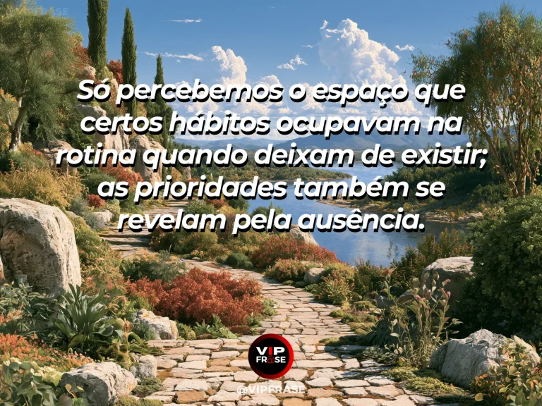 Frase sobre ausência revela o espaço dos hábitos, em uma cena com mesa de madeira com vaso de flores e espaço livre diante de janela ensolarada.