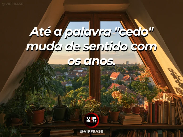Frase sobre os sentidos diferentes do tempo em cada idade, com amanhecer luminoso sobre telhados de cidade histórica, flores na janela e luz dourada chegando à rua.