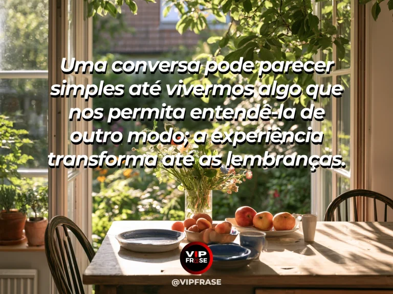 Frase sobre as lembranças reinterpretadas pela experiência, com mesa com duas xícaras junto a um lago ensolarado, flores coloridas e cadeiras vazias de frente para a água.