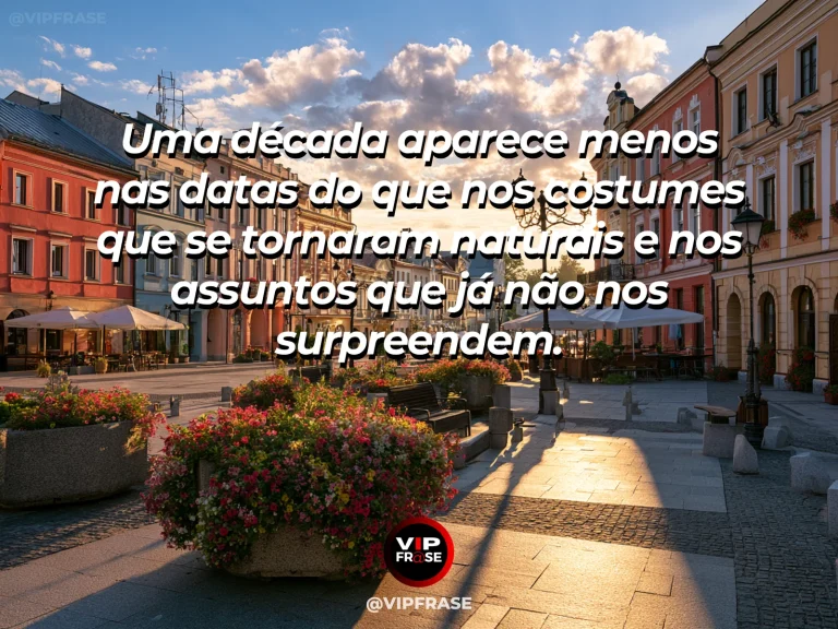Frase sobre os costumes que revelam a passagem das décadas, com rua antiga de vila mediterrânea com fachadas tradicionais, vasos floridos e luz solar incidindo em detalhes cotidianos.