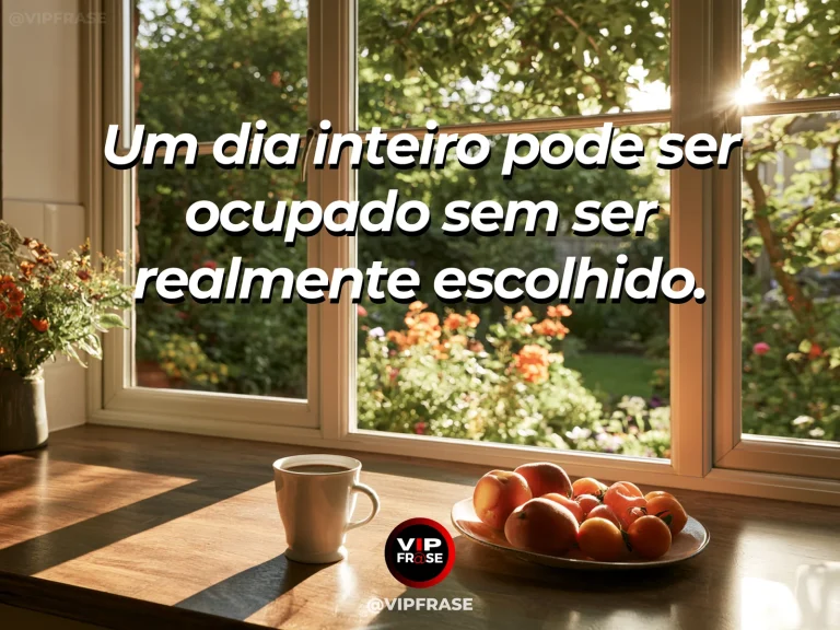 Frase sobre o tempo ocupado sem escolha consciente, com mesa de trabalho organizada com agenda fechada, xícara e flores vivas perto de janela luminosa.