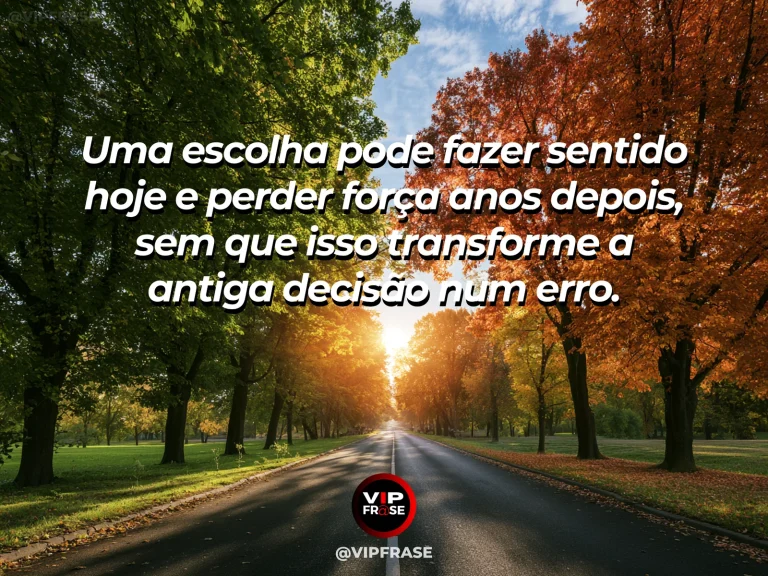 Frase sobre escolhas adequadas a diferentes fases, em uma cena com estrada entre árvores verdes e douradas mostrando estações diferentes no percurso.