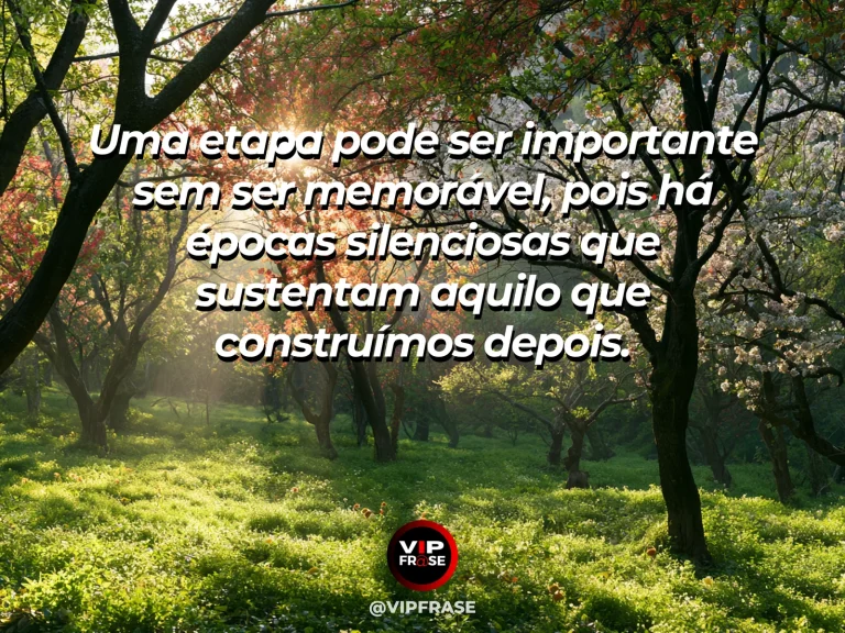 Frase sobre o valor das etapas silenciosas da existência, com pequeno pomar bem cuidado, mudas novas crescendo ao lado de árvores antigas sob luz dourada.