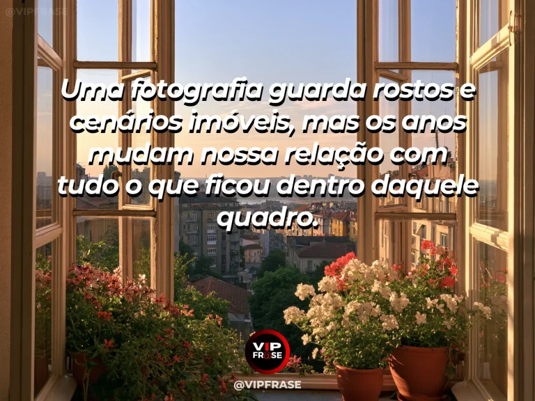 Frase sobre fotografias e mudanças do olhar, em uma cena com fotografias antigas sem escrita em mesa junto a janela com flores frescas e jardim verde.
