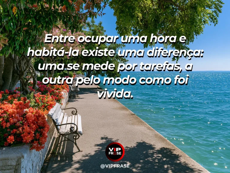 Frase sobre diferença entre tarefas e presença, em uma cena com varanda florida com cadeira confortável, xícara e jardim ensolarado.