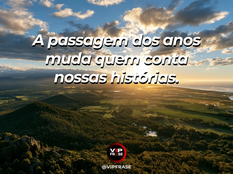 Frase sobre histórias transmitidas com a passagem dos anos, com livros antigos e um caderno novo sem escrita numa mesa iluminada, janela para jardim vivo.