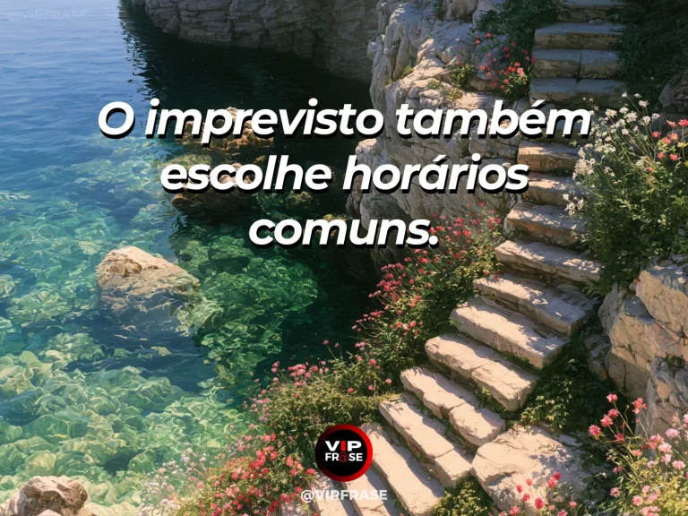 Frase sobre acontecimentos inesperados na rotina, em uma cena com relógio de praça antiga ao fundo, rua ensolarada com flores e movimento tranquilo.