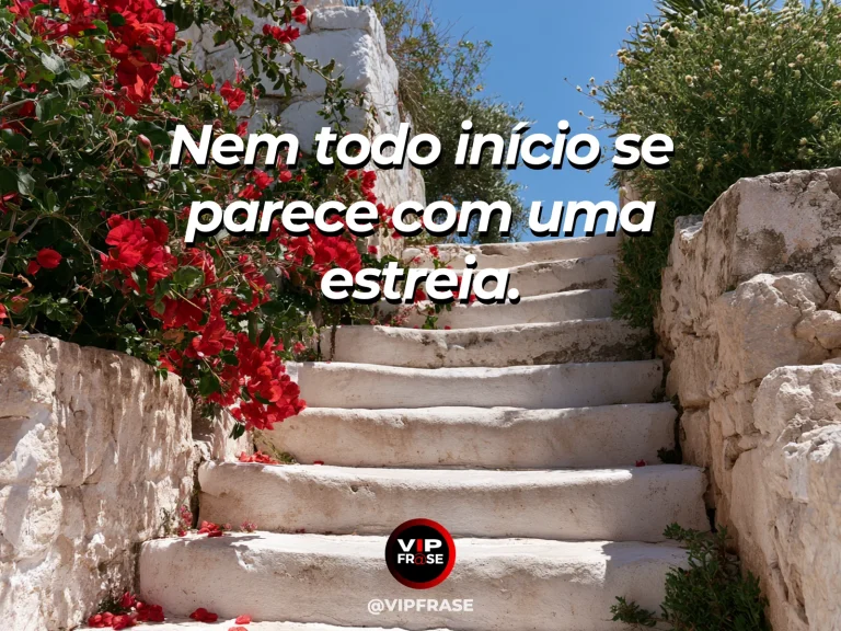 Frase sobre os novos começos quase imperceptíveis, com brotos verdes surgem entre pedras de antigo jardim florido, sob sol suave.