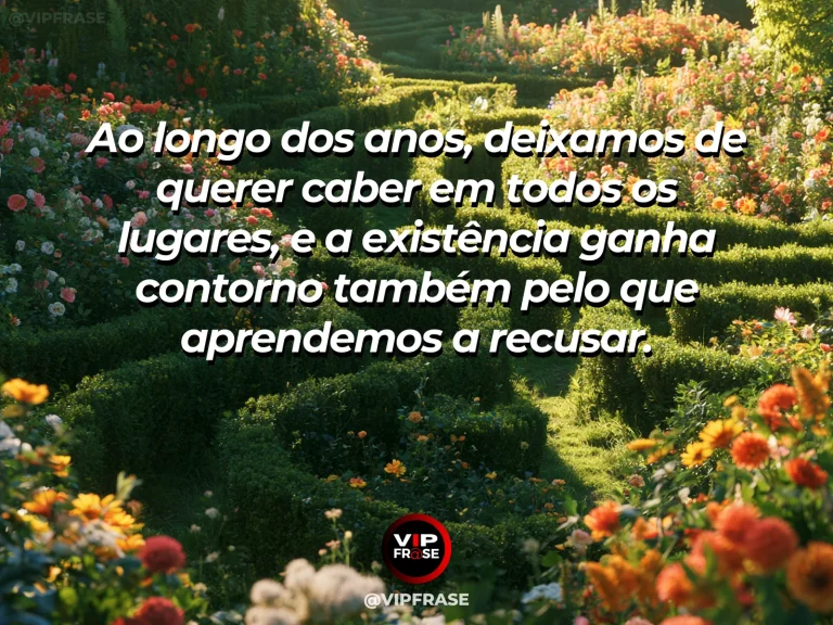 Frase sobre os limites e as escolhas que moldam nossa história, com caminho floral com portão discreto de madeira para jardim lateral e trilha aberta para o horizonte.