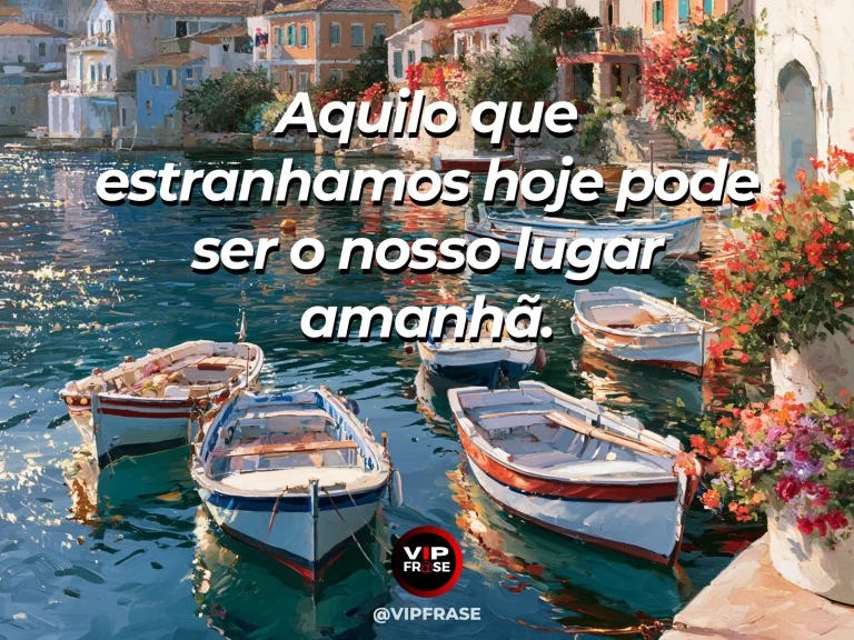 Frase sobre os lugares que se tornam familiares, com rua de vila colorida com portas de madeira abertas, floreiras abundantes e horizonte ensolarado.