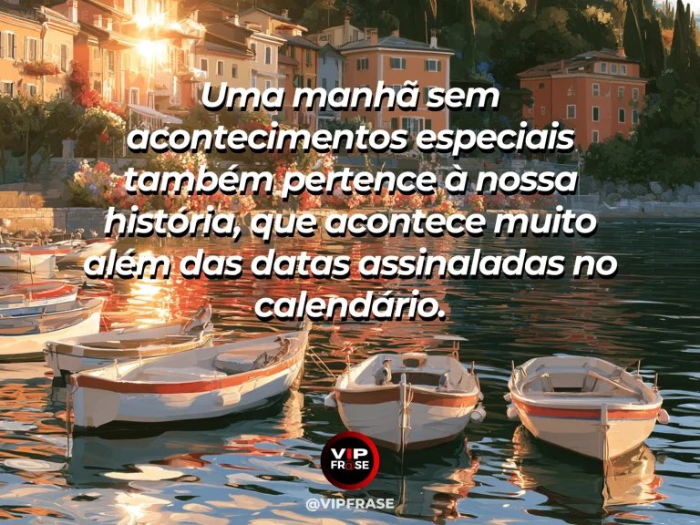 Frase sobre as manhãs simples que fazem parte da história, com rua calma de bairro com sol matinal, jardins floridos, fachadas acolhedoras e céu azul.