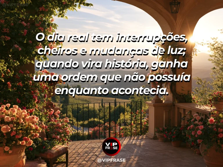 Frase sobre memória reorganiza a experiência cotidiana, em uma cena com mesa de café junto à janela com caderno aberto, flores e sombras móveis no chão.