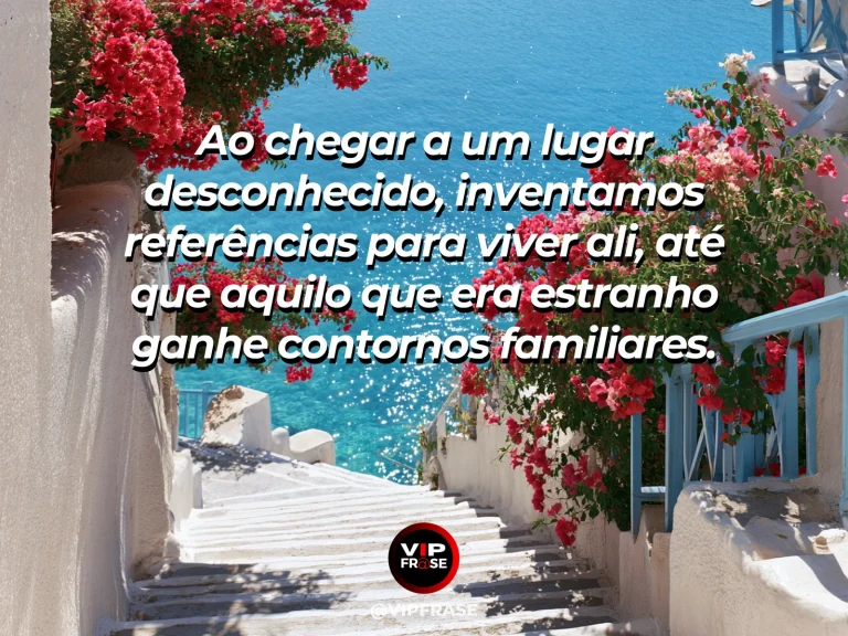 Frase sobre a familiaridade construída em lugares novos, com pequena vila desconhecida entre jardins floridos, caminho de pedra, placas sem escrita e vista acolhedora.