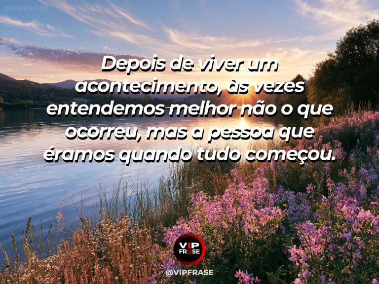 Frase sobre a compreensão da pessoa que fomos, com álbum fechado e pequeno espelho antigo na mesa junto a flores de primavera.