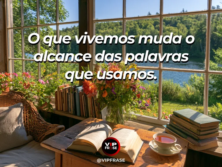 Frase sobre os novos sentidos das palavras após viver, com livro aberto sem texto legível sobre mesa de madeira com flores frescas e janela para jardim verde.
