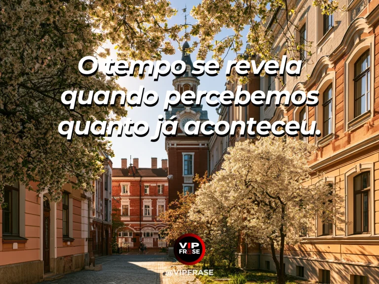 Frase sobre a percepção do tempo pelas experiências vividas, com relógio antigo discreto numa varanda com flores e vista extensa para campos verdes ensolarados.