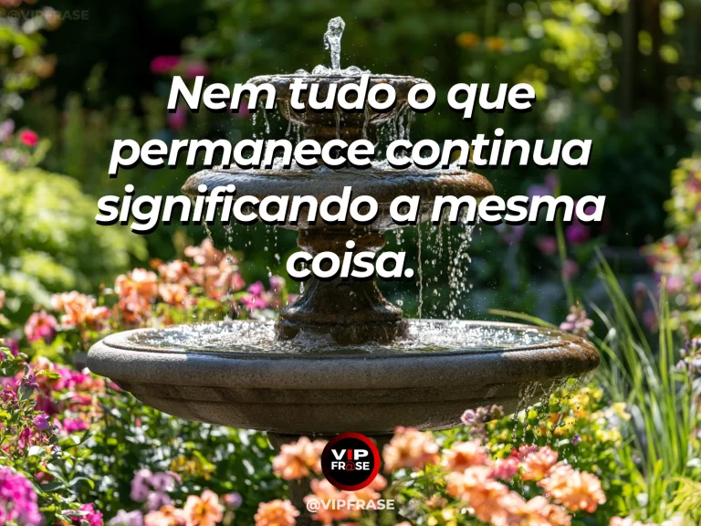 Frase sobre o significado do que permanece muda, em uma cena com banco de madeira antigo diante de jardim que mudou de estação, com flores coloridas.