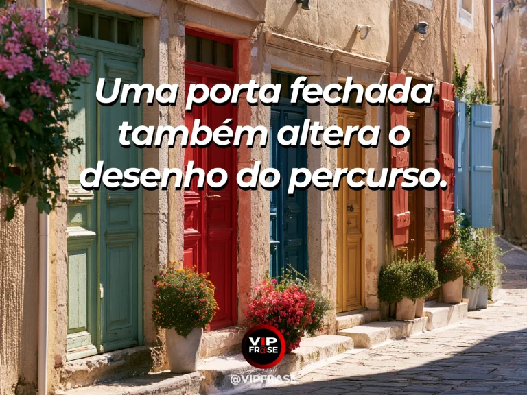 Frase sobre as portas fechadas que alteram percursos, com porta de madeira fechada em fachada de pedra coberta de buganvílias, rua ensolarada seguindo adiante.