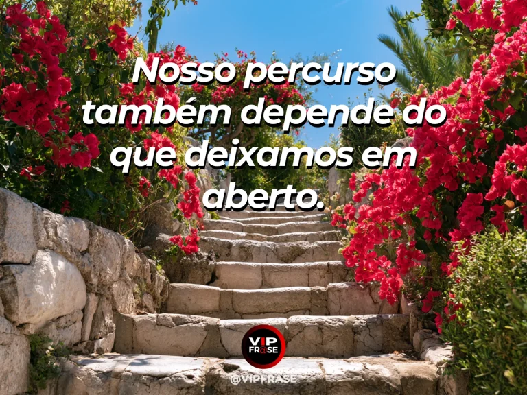 Frase sobre possibilidades deixadas em aberto, em uma cena com portão de madeira entreaberto em jardim vivo ao lado de caminho sem fim visível.