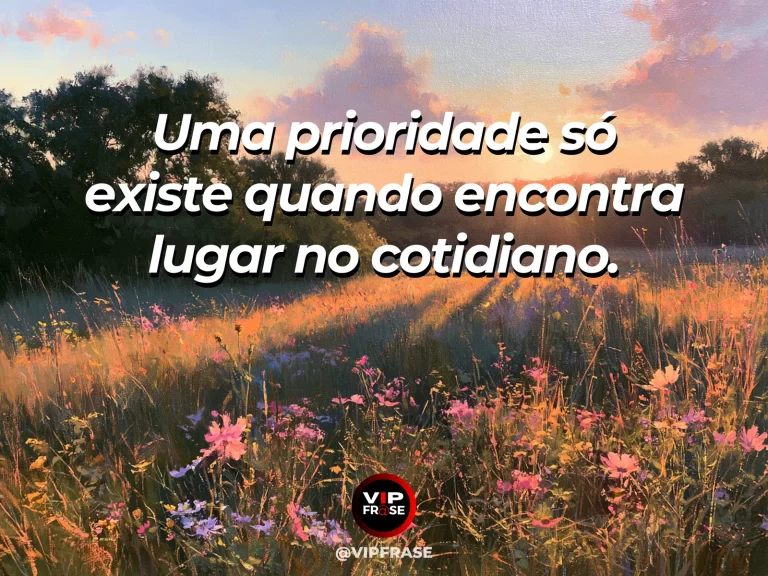 Frase sobre as prioridades demonstradas no cotidiano, com mesa ao sol com poucos objetos pessoais e flores coloridas, jardim silencioso ao redor.