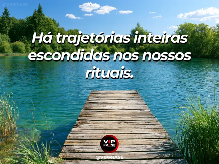 Frase sobre rituais que acompanham uma trajetória, em uma cena com janela aberta em casa de campo com café e flores no parapeito.