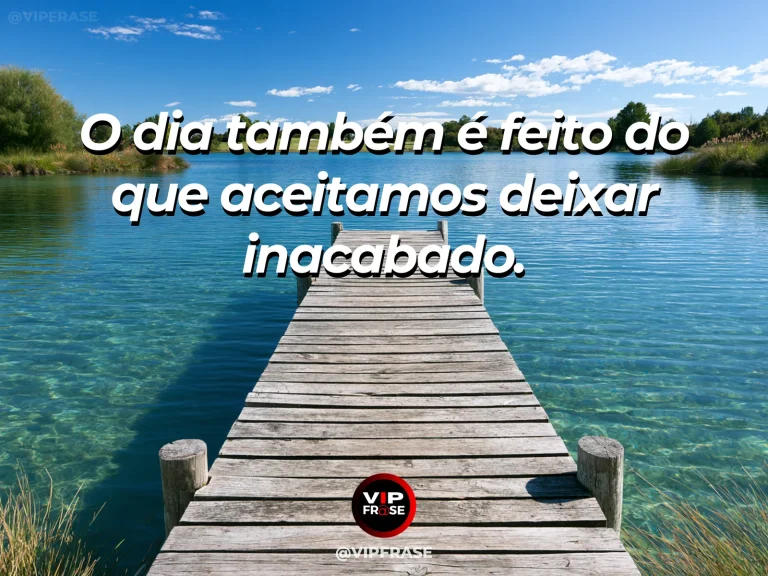 Frase sobre as experiências que permanecem inacabadas, com caderno de páginas em branco e cesta de frutas sobre mesa sob luz suave.