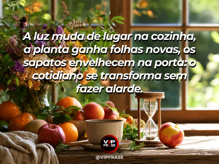 Frase sobre as transformações discretas da rotina, com cozinha acolhedora com planta brotando, sapatos usados na porta e sol na parede.