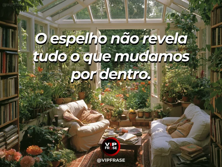 Frase sobre mudanças internas além das aparências, em uma cena com espelho antigo em quarto luminoso refletindo janela aberta e flores de jardim, sem pessoas.