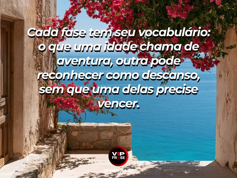 Frase sobre os significados que mudam em cada fase, com varanda mediterrânea com cadeiras confortáveis e vista para uma estrada florida que segue em direção ao mar.