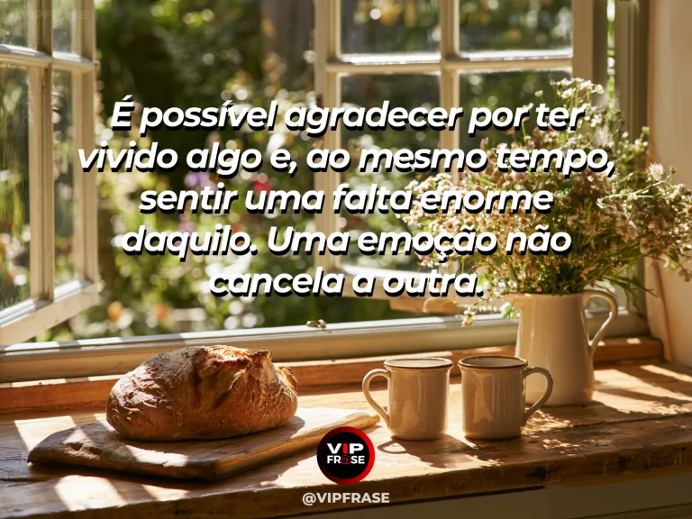 Frase sobre saudade com caderno envelhecido e flores frescas em uma mesa de madeira.