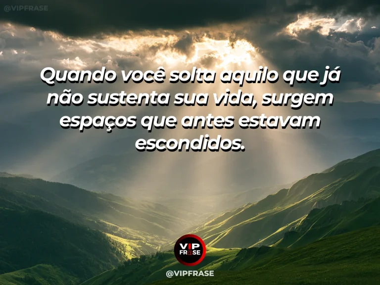 Mensagem de superação com folhas antigas revelando um caminho florido antes escondido, simbolizando espaço criado pela renúncia.