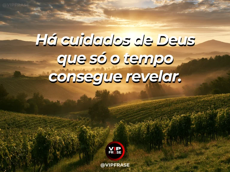 Frase sobre Deus com vinhedo ao entardecer visto de uma varanda elegante, folhas douradas e horizonte tranquilo.