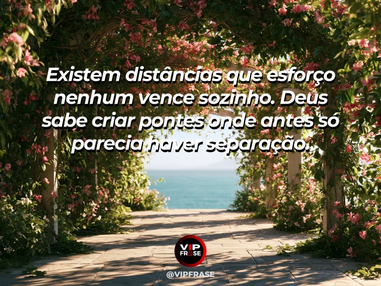 Frase sobre Deus com ponte de pedra antiga sobre rio turquesa em bosque iluminado.